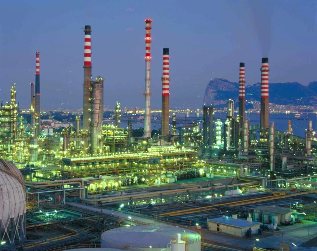 ¿Cómo ahorrar combustible? ¿Repostando en una gasolinera low cost o buscando un coche más eficiente?