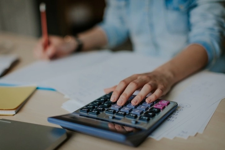 efectivo o financiado.