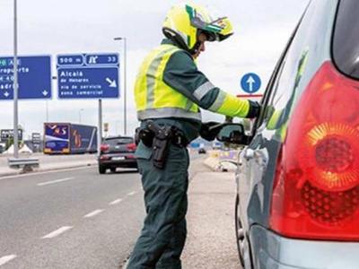 Conducir con un abrigo voluminoso es motivo de multa Conducir con un abrigo voluminoso es motivo de multa