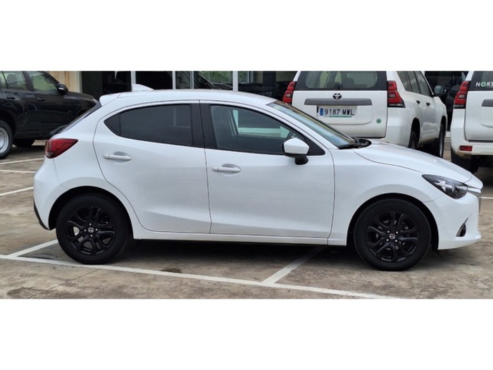 MazdaMazda 2 1.5 GE Zenith Safety White Navy 66 kW (90 CV) Vehículo usado en Barcelona - 5 MazdaMazda 2 1.5 GE Zenith Safety White Navy 66 kW (90 CV) Vehículo usado en Barcelona - 5