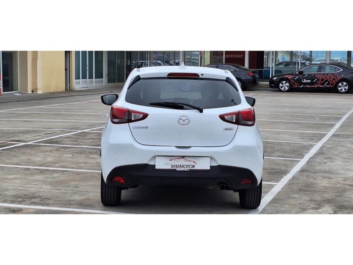 MazdaMazda 2 1.5 GE Zenith Safety White Navy 66 kW (90 CV) Vehículo usado en Barcelona - 7 MazdaMazda 2 1.5 GE Zenith Safety White Navy 66 kW (90 CV) Vehículo usado en Barcelona - 7