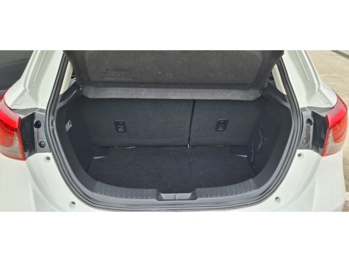 MazdaMazda 2 1.5 GE Zenith Safety White Navy 66 kW (90 CV) Vehículo usado en Barcelona - 8 MazdaMazda 2 1.5 GE Zenith Safety White Navy 66 kW (90 CV) Vehículo usado en Barcelona - 8