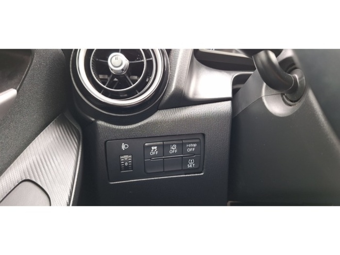 MazdaMazda 2 1.5 GE Zenith Safety White Navy 66 kW (90 CV) Vehículo usado en Barcelona - 26 MazdaMazda 2 1.5 GE Zenith Safety White Navy 66 kW (90 CV) Vehículo usado en Barcelona - 26