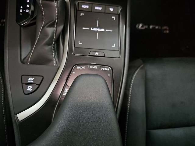 Lexus UX 250h Business 2WD 135 kW (184 CV) Vehículo usado en Madrid - 29