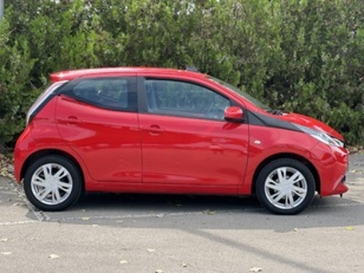 Toyota Aygo 1.0 70 x-play 51 kW (69 CV) Toyota Aygo 1.0 70 x-play 51 kW (69 CV)