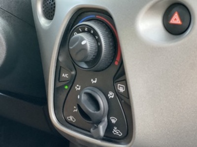 Toyota Aygo 1.0 70 x-play 51 kW (69 CV) Toyota Aygo 1.0 70 x-play 51 kW (69 CV)