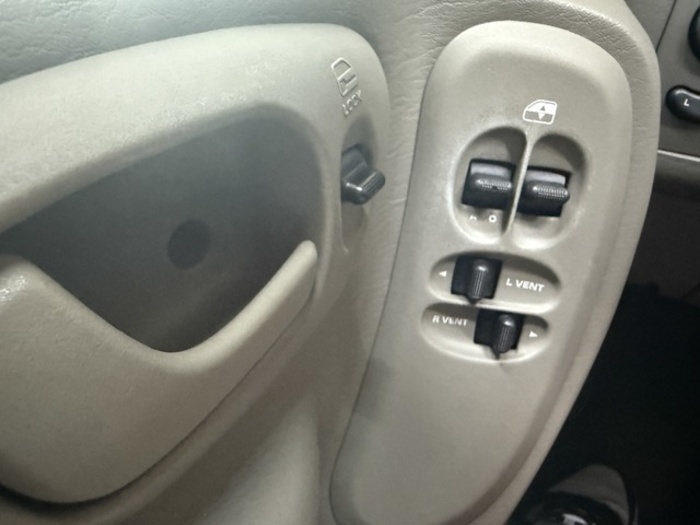 ChryslerGrand Voyager 2.5 CRD SE 103 kW (140 CV) Vehículo usado en Barcelona - 15 ChryslerGrand Voyager 2.5 CRD SE 103 kW (140 CV) Vehículo usado en Barcelona - 15