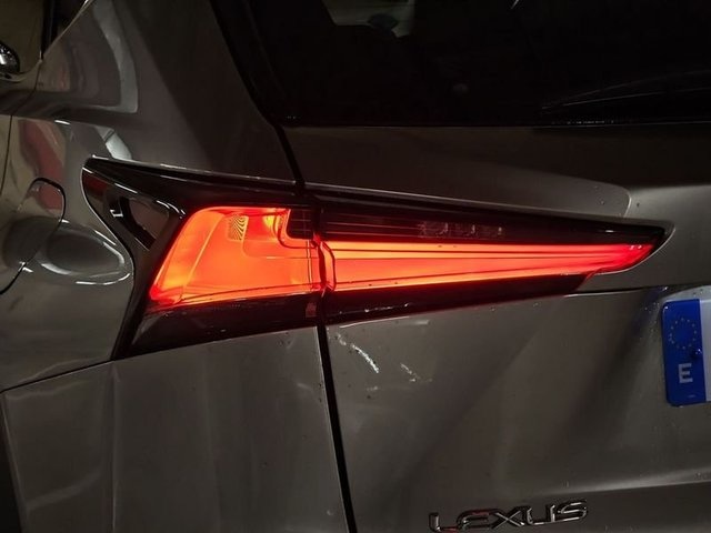 Lexus NX 300h Business Navigation 2WD 145 kW (197 CV) Vehículo usado en Madrid - 37