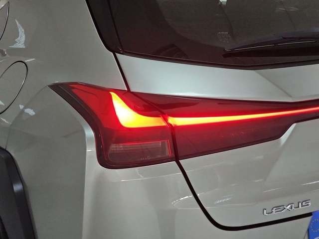 Lexus UX 250h Business Navigation 2WD 135 kW (184 CV) Vehículo usado en Madrid - 35