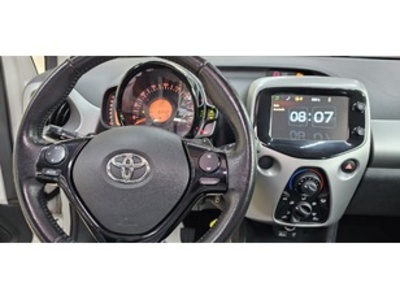 Toyota Aygo 1.0 70 x-play 51 kW (69 CV) Toyota Aygo 1.0 70 x-play 51 kW (69 CV)