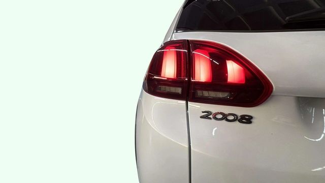 Peugeot2008 BlueHDi 100 S&S Allure 74 kW (100 CV) Vehículo usado en Barcelona - 18