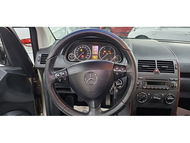 Mercedes-BenzClase A 180 CDI Elegance 80 kW (109 CV) Vehículo usado en Barcelona - 17