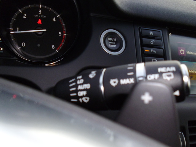 Land RoverDiscovery Sport 2.0L TD4 HSE Luxury 4x4 110 kW (150 CV) Vehículo usado en Barcelona - 16