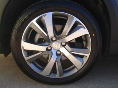 Peugeot 2008 PureTech 110 S&S Allure EAT6 81 kW (110 CV) Peugeot 2008 PureTech 110 S&S Allure EAT6 81 kW (110 CV)