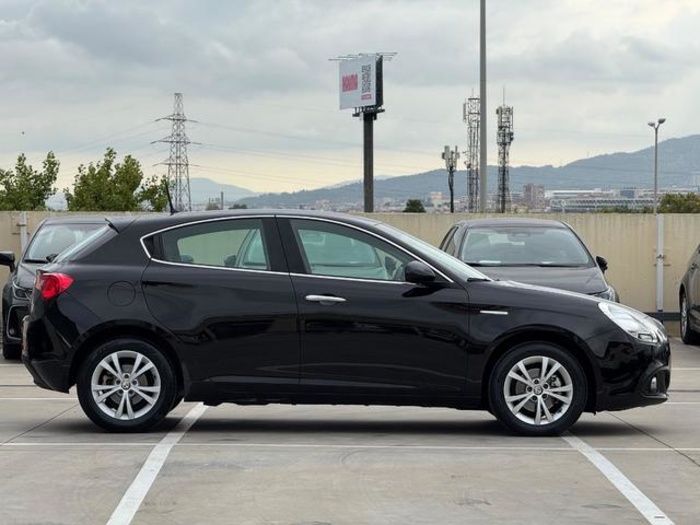 Alfa RomeoGiulietta 1.6 JTDm Progression 77 kW (105 CV) Vehículo usado en Barcelona - 4 Alfa RomeoGiulietta 1.6 JTDm Progression 77 kW (105 CV) Vehículo usado en Barcelona - 4
