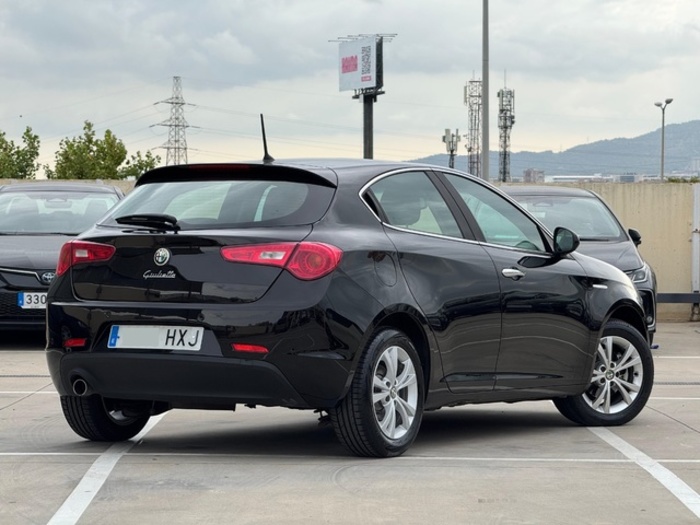 Alfa RomeoGiulietta 1.6 JTDm Progression 77 kW (105 CV) Vehículo usado en Barcelona - 8 Alfa RomeoGiulietta 1.6 JTDm Progression 77 kW (105 CV) Vehículo usado en Barcelona - 8