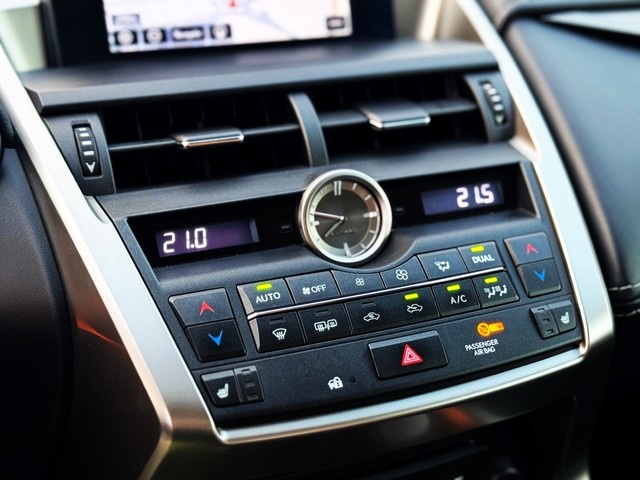 LexusNX 300h Executive 4WD 145 kW (197 CV) Vehículo usado en Barcelona - 26