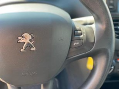 Peugeot 208 1.6 BlueHDi Style 73 kW (100 CV) Peugeot 208 1.6 BlueHDi Style 73 kW (100 CV)