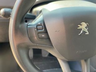 Peugeot 208 1.6 BlueHDi Style 73 kW (100 CV) Peugeot 208 1.6 BlueHDi Style 73 kW (100 CV)