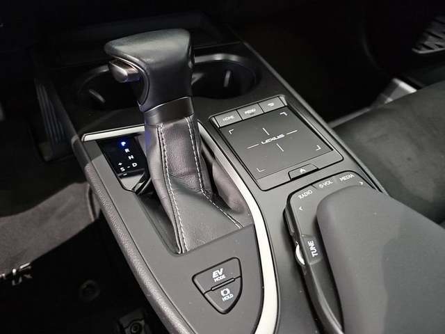 Lexus UX 250h Business 2WD 135 kW (184 CV) Vehículo usado en Madrid - 18 Lexus UX 250h Business 2WD 135 kW (184 CV) Vehículo usado en Madrid - 18