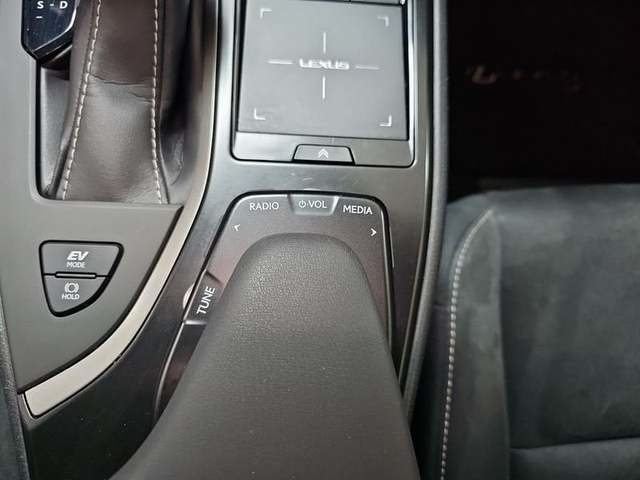 Lexus UX 250h Business 2WD 135 kW (184 CV) Vehículo usado en Madrid - 30