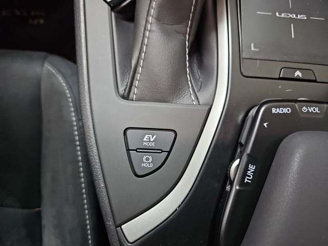 Lexus UX 250h Business 2WD 135 kW (184 CV) Vehículo usado en Madrid - 31