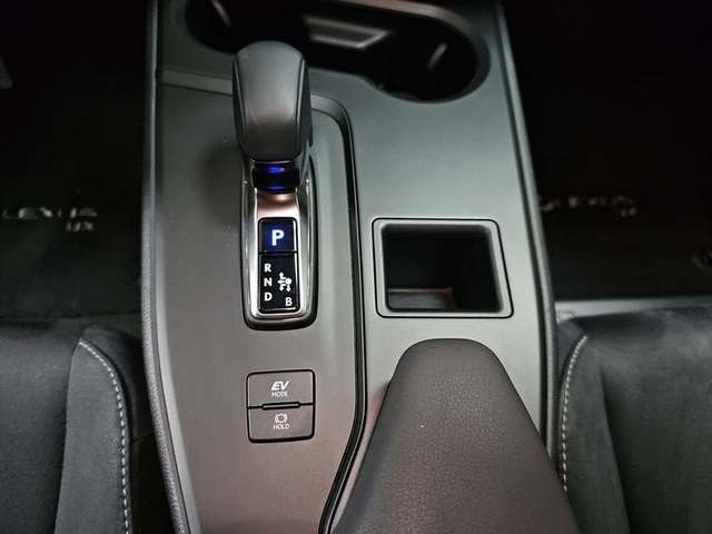 Lexus UX 300h Plus 146 kW (199 CV) Vehículo usado en Madrid - 26