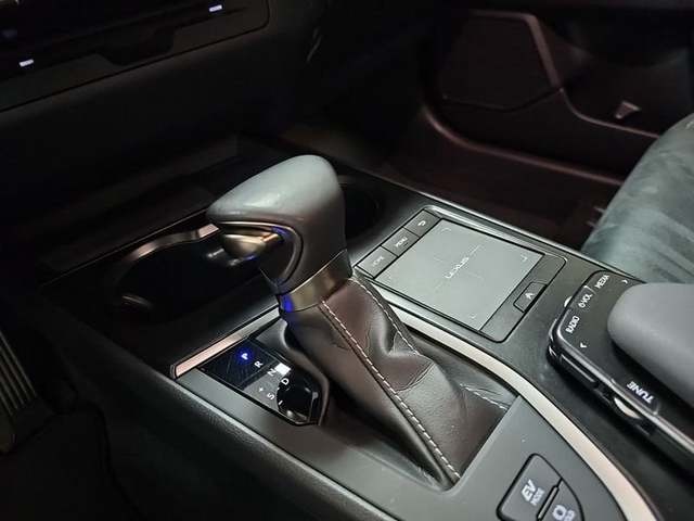 Lexus UX 250h Business 2WD 135 kW (184 CV) Vehículo usado en Madrid - 23