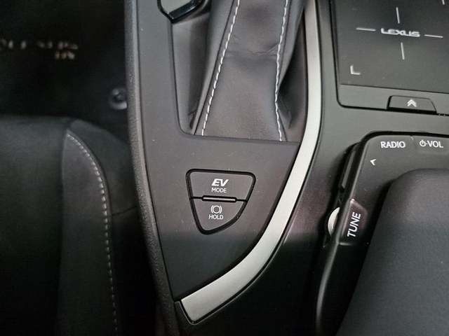 Lexus UX 250h Business Navigation 2WD 135 kW (184 CV) Vehículo usado en Madrid - 24