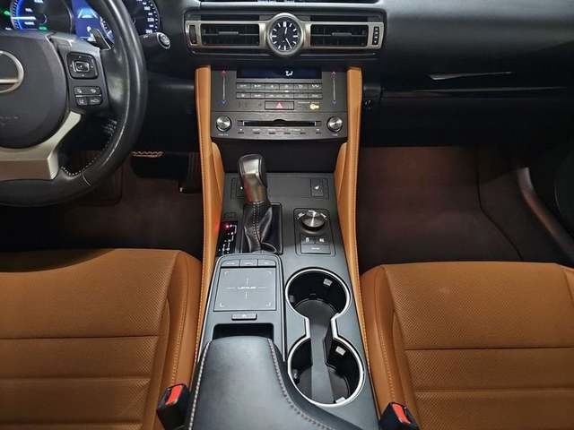 Lexus RC 300h Executive 164 kW (223 CV) Vehículo usado en Madrid - 28 Lexus RC 300h Executive 164 kW (223 CV) Vehículo usado en Madrid - 28