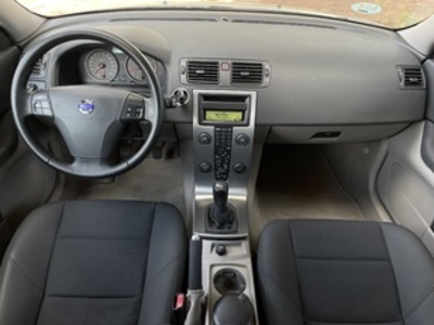 Volvo C30 1.6 Momentum 74 kW (100 CV) Volvo C30 1.6 Momentum 74 kW (100 CV)