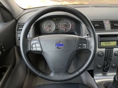 Volvo C30 1.6 Momentum 74 kW (100 CV) Volvo C30 1.6 Momentum 74 kW (100 CV)