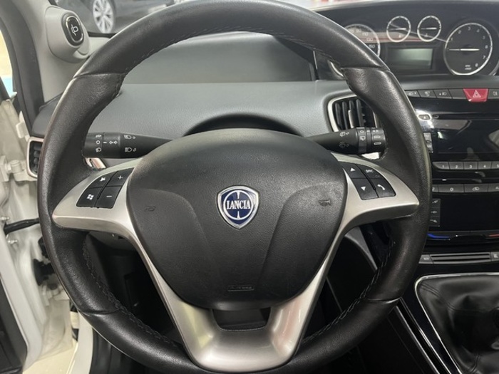 LanciaYpsilon 0.9 Twin Air Gold MTA 63 kW (85 CV) Vehículo usado en Barcelona - 12 LanciaYpsilon 0.9 Twin Air Gold MTA 63 kW (85 CV) Vehículo usado en Barcelona - 12