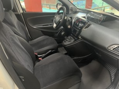 Lancia Ypsilon 0.9 Twin Air Gold MTA 63 kW (85 CV) Lancia Ypsilon 0.9 Twin Air Gold MTA 63 kW (85 CV)