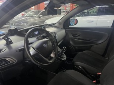 Lancia Ypsilon 1.2 Gold Evo II 51 kW (69 CV) Lancia Ypsilon 1.2 Gold Evo II 51 kW (69 CV)