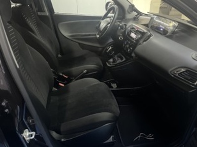 Lancia Ypsilon 1.2 Gold Evo II 51 kW (69 CV) Lancia Ypsilon 1.2 Gold Evo II 51 kW (69 CV)