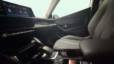 Peugeot 2008 PureTech 130 S&S Allure EAT8 96 kW (130 CV) Peugeot 2008 PureTech 130 S&S Allure EAT8 96 kW (130 CV)