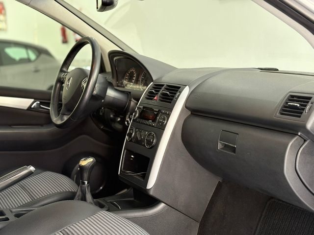 Mercedes-BenzClase A 180 CDI Avantgarde 80 kW (109 CV) Vehículo usado en Barcelona - 9