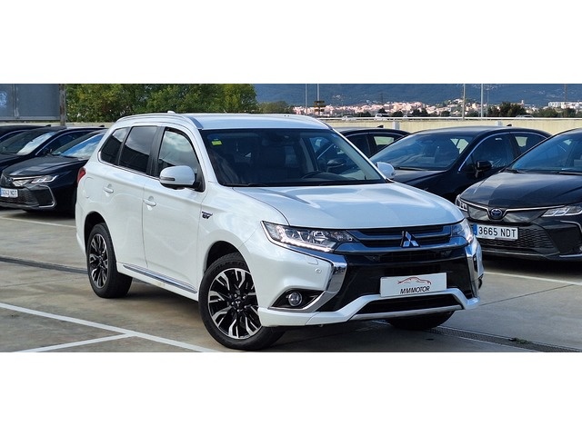 MitsubishiOutlander 2.0 PHEV Kaiteki 4WD Auto 149 kW (203 CV) Vehículo usado en Barcelona - 4 MitsubishiOutlander 2.0 PHEV Kaiteki 4WD Auto 149 kW (203 CV) Vehículo usado en Barcelona - 4