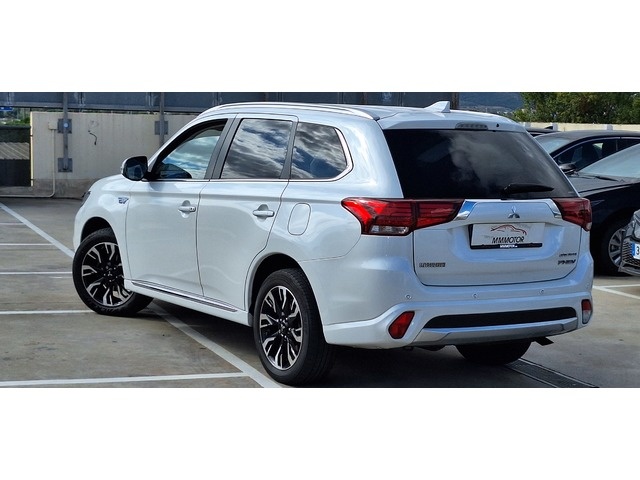 MitsubishiOutlander 2.0 PHEV Kaiteki 4WD Auto 149 kW (203 CV) Vehículo usado en Barcelona - 7 MitsubishiOutlander 2.0 PHEV Kaiteki 4WD Auto 149 kW (203 CV) Vehículo usado en Barcelona - 7