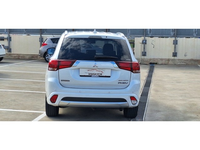 MitsubishiOutlander 2.0 PHEV Kaiteki 4WD Auto 149 kW (203 CV) Vehículo usado en Barcelona - 8 MitsubishiOutlander 2.0 PHEV Kaiteki 4WD Auto 149 kW (203 CV) Vehículo usado en Barcelona - 8