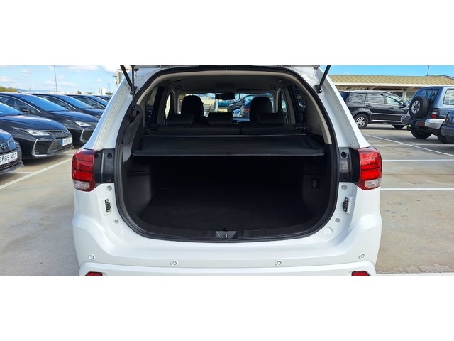 MitsubishiOutlander 2.0 PHEV Kaiteki 4WD Auto 149 kW (203 CV) Vehículo usado en Barcelona - 9 MitsubishiOutlander 2.0 PHEV Kaiteki 4WD Auto 149 kW (203 CV) Vehículo usado en Barcelona - 9