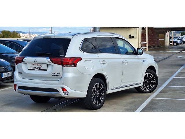 MitsubishiOutlander 2.0 PHEV Kaiteki 4WD Auto 149 kW (203 CV) Vehículo usado en Barcelona - 13 MitsubishiOutlander 2.0 PHEV Kaiteki 4WD Auto 149 kW (203 CV) Vehículo usado en Barcelona - 13