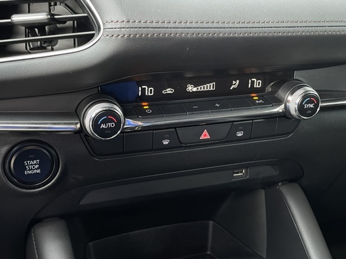 MazdaMazda 3 2.0 e-Skyactiv-G Zenith Safety Black 89 kW (122 CV) Vehículo usado en Barcelona - 17 MazdaMazda 3 2.0 e-Skyactiv-G Zenith Safety Black 89 kW (122 CV) Vehículo usado en Barcelona - 17