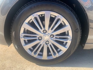 Peugeot 208 PureTech Signature 60 kW (82 CV) Peugeot 208 PureTech Signature 60 kW (82 CV)