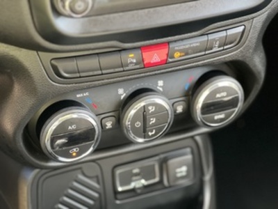 Jeep Renegade 1.6 Multijet Longitude 4x2 88 kW (120 CV) Jeep Renegade 1.6 Multijet Longitude 4x2 88 kW (120 CV)