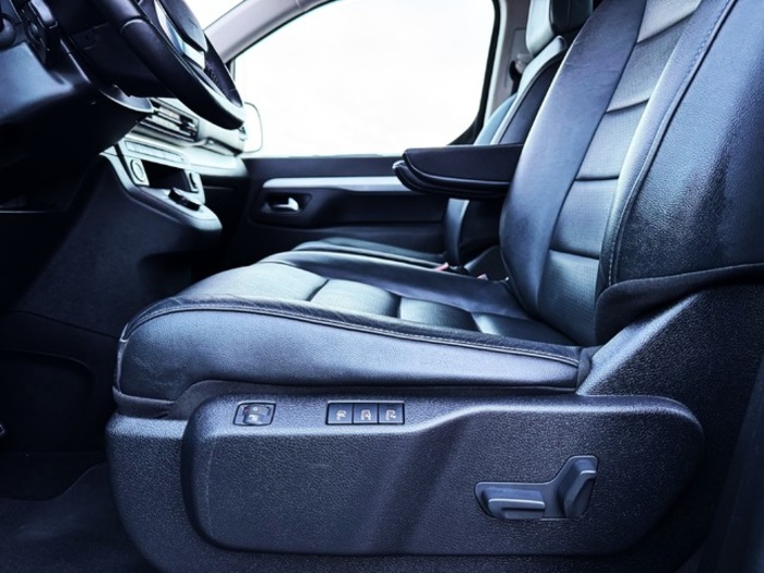 OpelZafira Life 2.0 Diésel L Business Elegance AT 130 kW (177 CV) Vehículo usado en Barcelona - 6 OpelZafira Life 2.0 Diésel L Business Elegance AT 130 kW (177 CV) Vehículo usado en Barcelona - 6