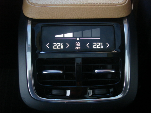 VolvoXC90 T8 Momentum AWD Auto 294 kW (400 CV) Vehículo usado en Barcelona - 15