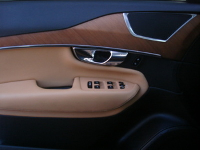 Volvo XC90 T8 Momentum AWD Auto 294 kW (400 CV) Volvo XC90 T8 Momentum AWD Auto 294 kW (400 CV)