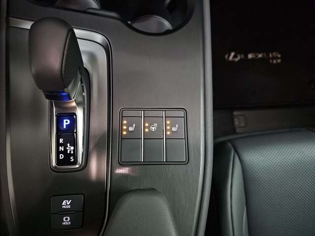 Lexus UX 300h F Sport Plus 146 kW (199 CV) Vehículo usado en Madrid - 31